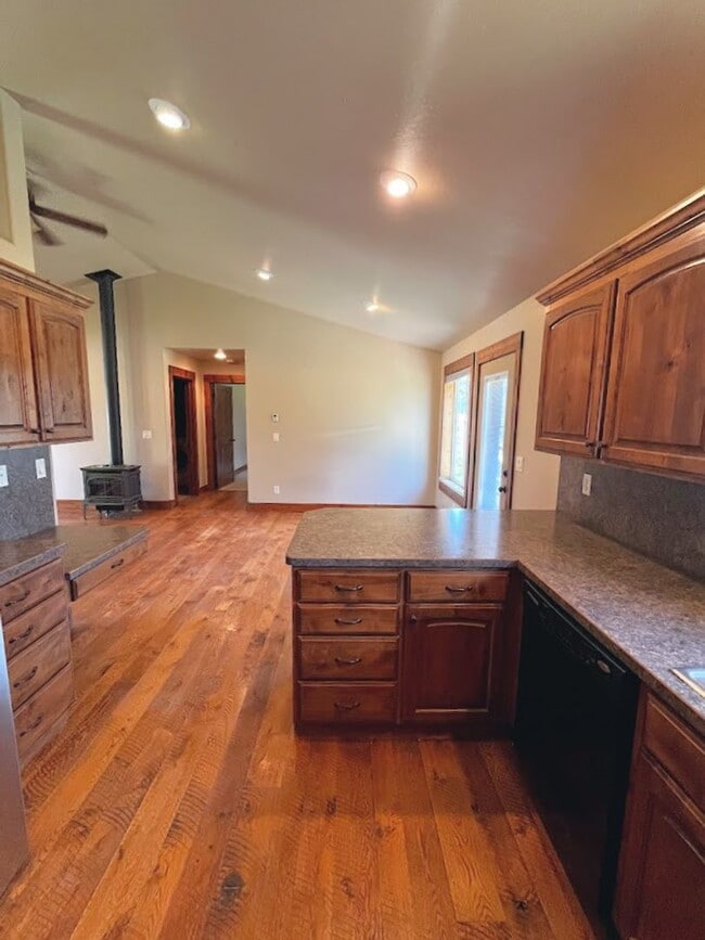 Building Photo - Charming Home with Open Floor Plan & Pet-Friendly Yard – Prime Location!