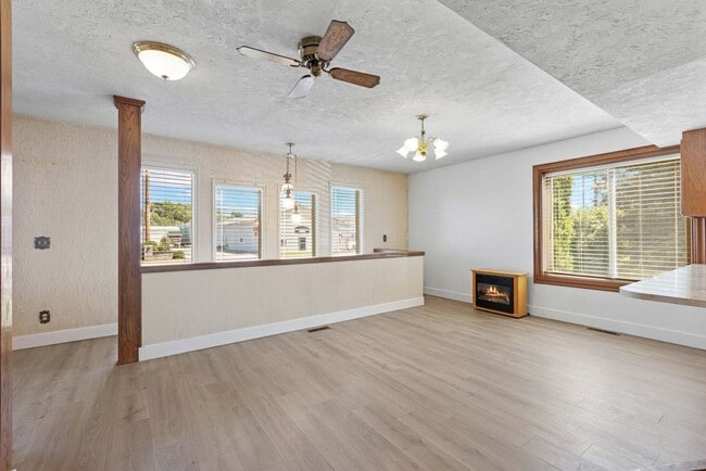 Building Photo - 4 BED 2.5 BATH HOME IN REXBURG