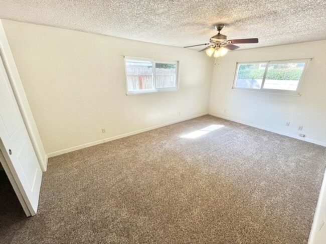 Building Photo - Available June 2026! Plus 1/2 off 1 month of rent! Nice home with private front yard