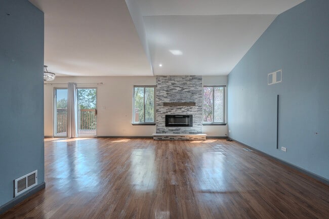Building Photo - 823 Park Bluff Cir