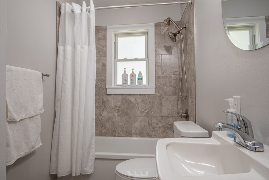 Building Photo - 1110 Cedarbrook Dr