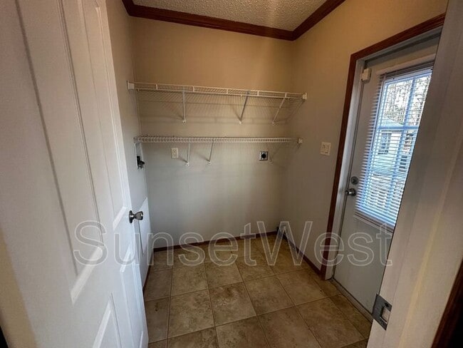 Building Photo - 613 Sunshine Dr