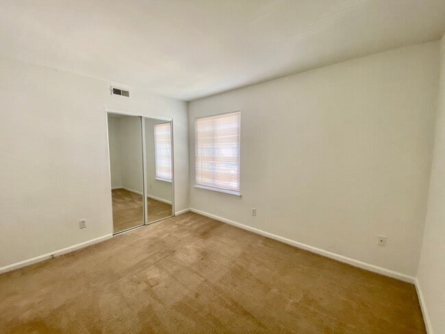 Building Photo - Spacious Condo One Mile to the Beach! One Living Level - Pet Friendly - Private Patio - Ready 05-...