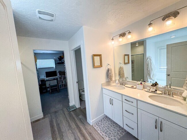 Building Photo - Modern 4 Bed / 3 Bath Home in Syracuse | Bonus Room + Fenced Yard + 86” TV Included