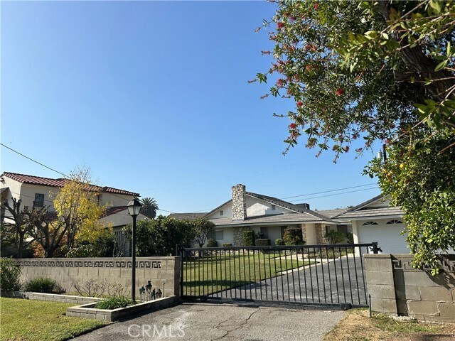 Building Photo - 2115 Holly Ave