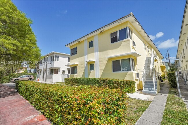 Building Photo - 955 Bay Dr E