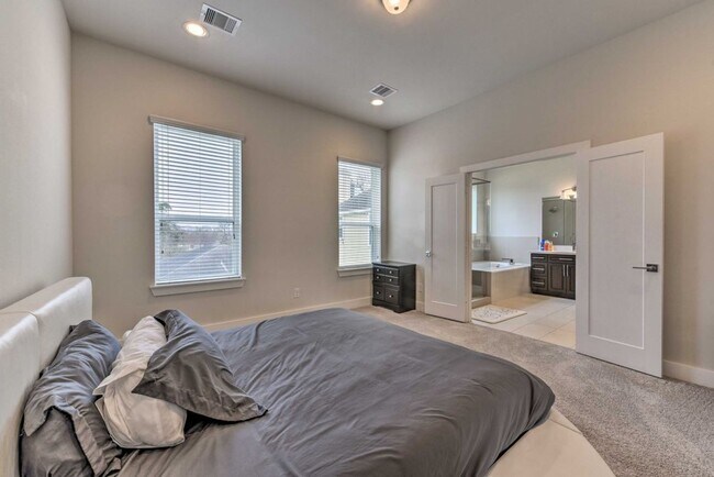 Building Photo - 2107 Stuart St