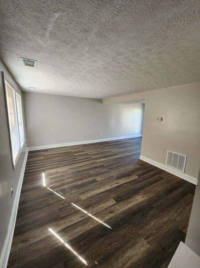 Building Photo - 121 Mallard Ct