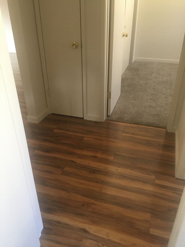 Building Photo - 2 bed, one bath Duplex Private courtyard, ...