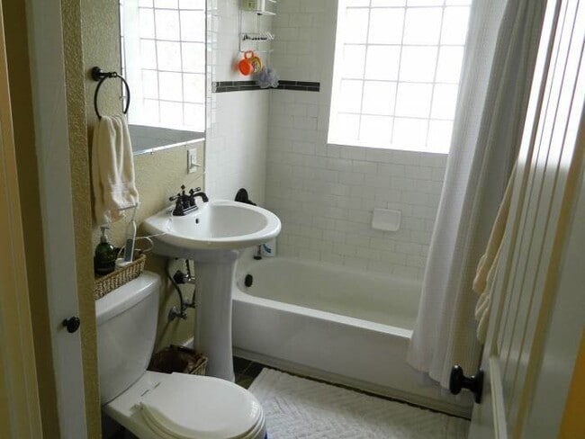 Building Photo - 3 bed/ 1 Bath in Desirable Park Hill Neighborhood