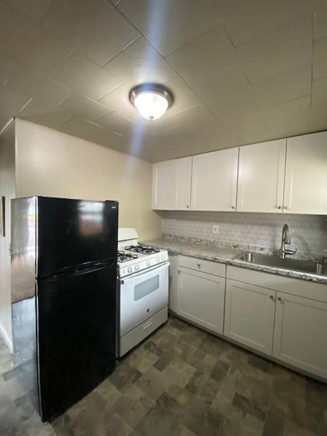 Building Photo - 1 Bedroom Apartment!