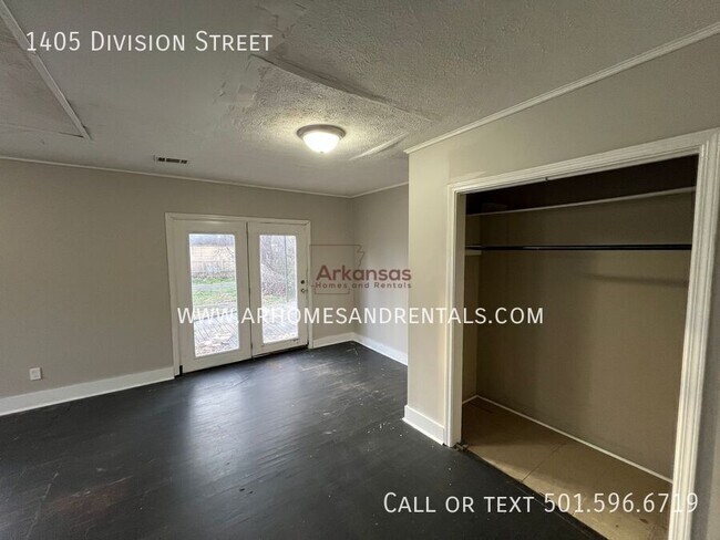 Building Photo - 1405 Division St