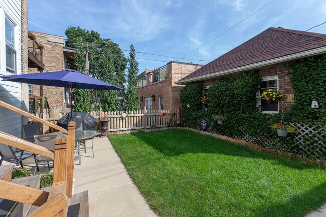 Building Photo - 1451 W Berwyn Ave
