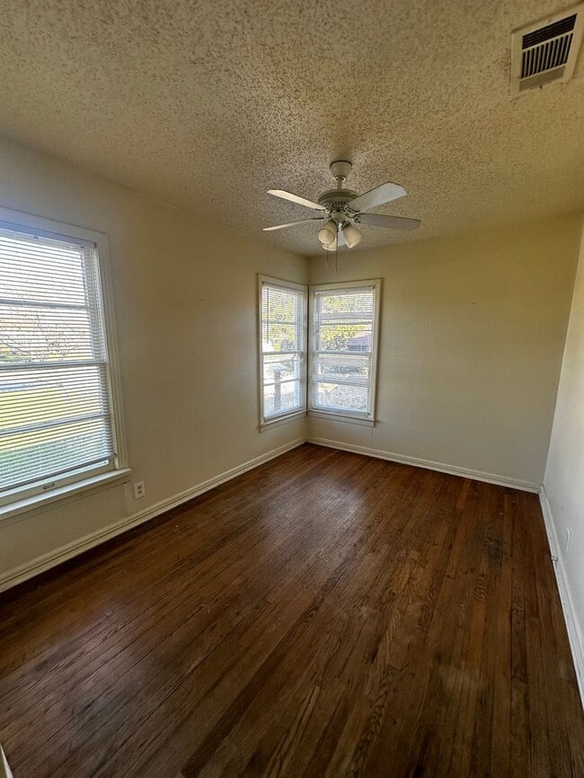 Building Photo - 3 bedroom 1 bathroom with 1 car garage in 76107