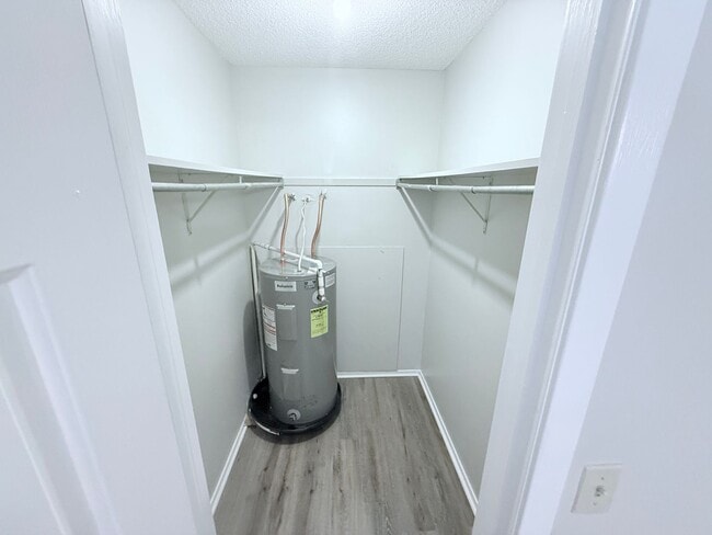 Building Photo - 2/2 House 1 mile from campus and the square