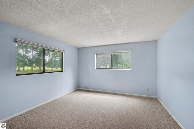 Building Photo - 983 Meadowbrook Dr