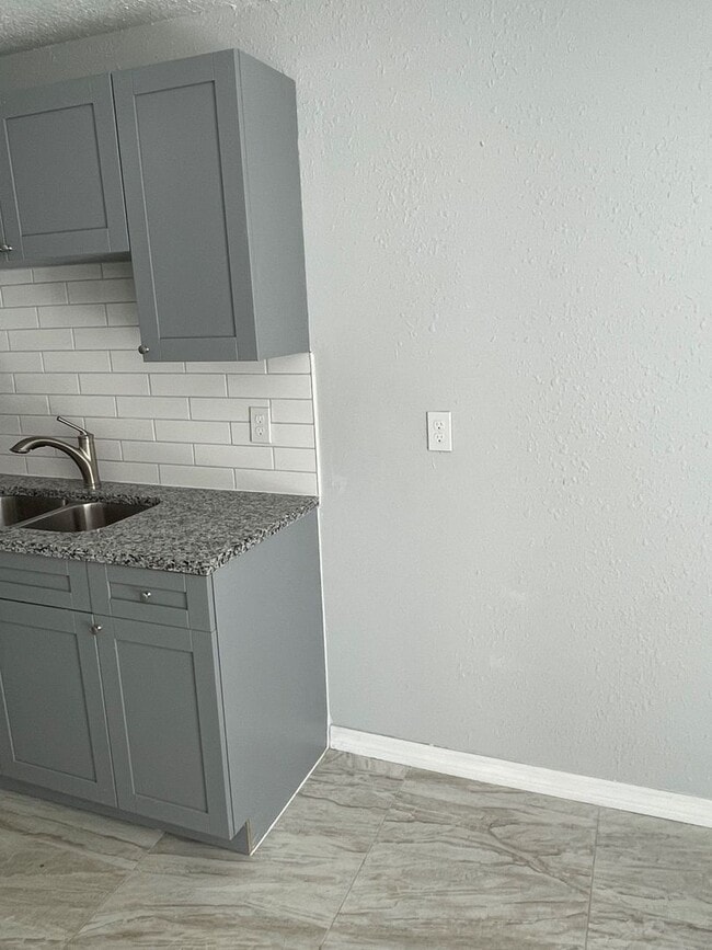 Building Photo - **Move in Ready 4/2 Single Family home