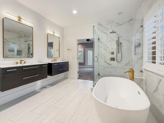 Building Photo - 1615 E Lakeview Way