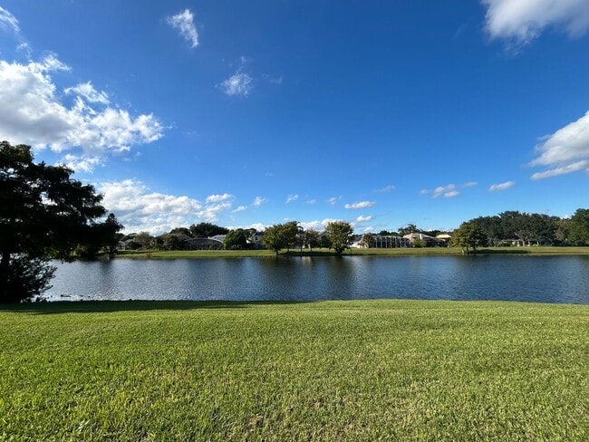 Building Photo - Waterfront Pool Home in Waterford Lakes