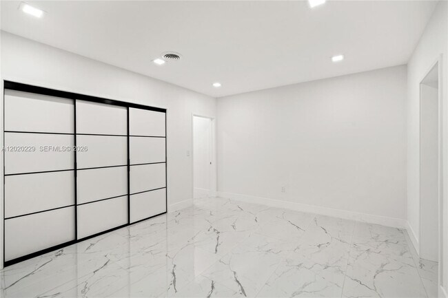Building Photo - 112 E 1st Ct