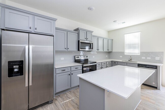 Building Photo - Available June 24th  3br 2.5 ba townhome i...