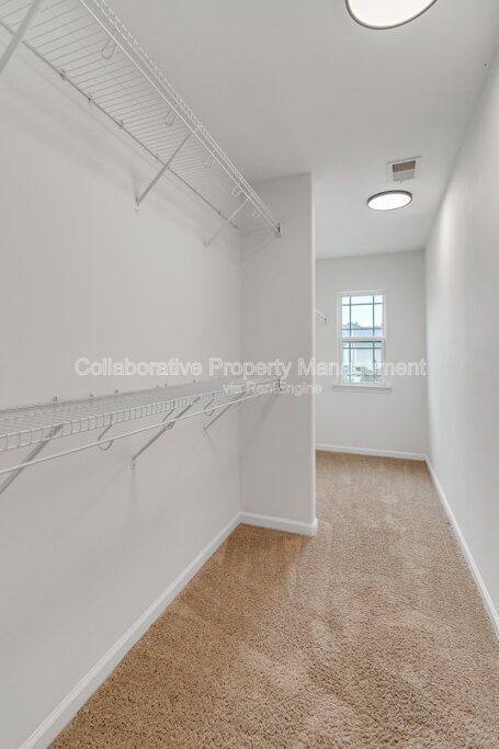 Building Photo - 590 Summer Hill Way