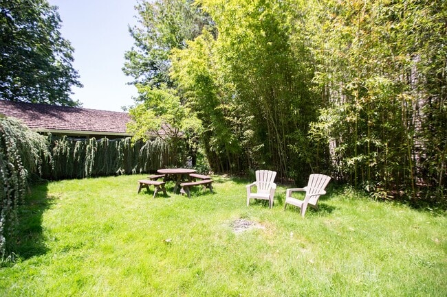Building Photo - Mid Century 3 Bedroom Home Available Now i...