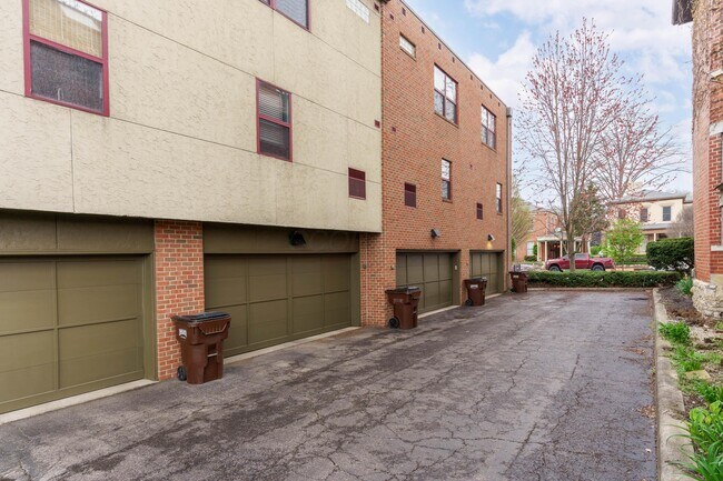 Building Photo - 587 E Rich St