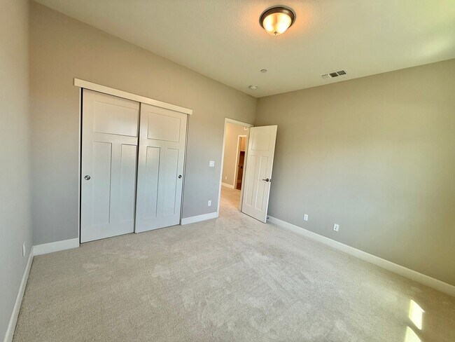 Building Photo - 1561 Osborn Dr