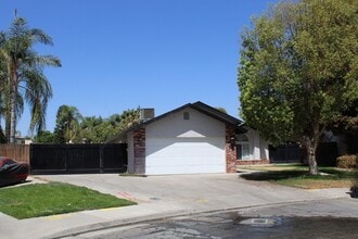Building Photo - Northwest Home with Pool