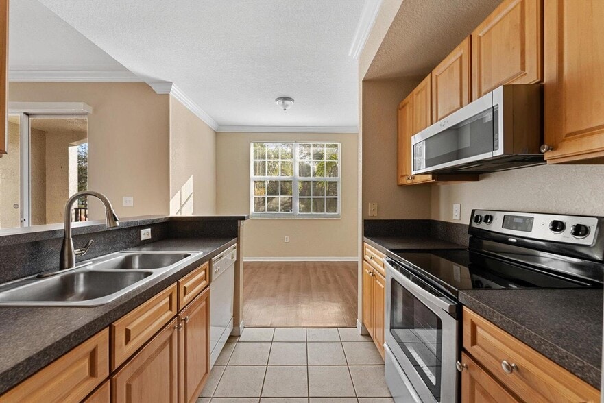 Building Photo - 15025 Michelangelo Blvd