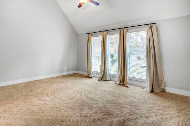 Building Photo - AVAILABLE FOR MOVE-IN AUGUST 10, 2026-BEAUTIFUL HOME ON A HILL!  FIRST FLOOR MASTERBEDROOM!