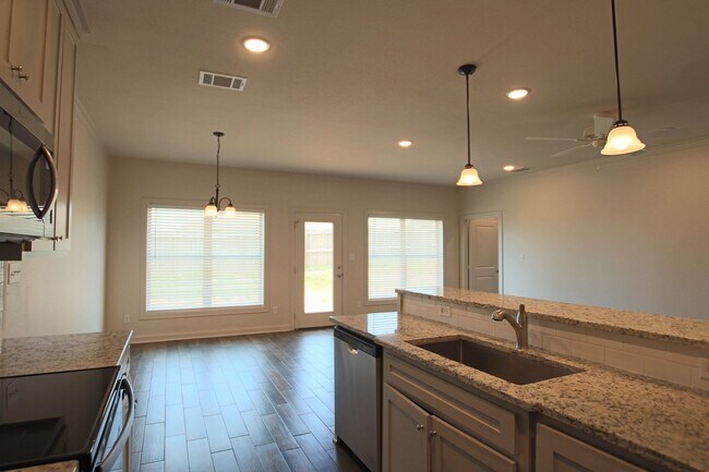 Building Photo - Luxury 3 Bedroom 2 Bath Townhomes in Bulla...