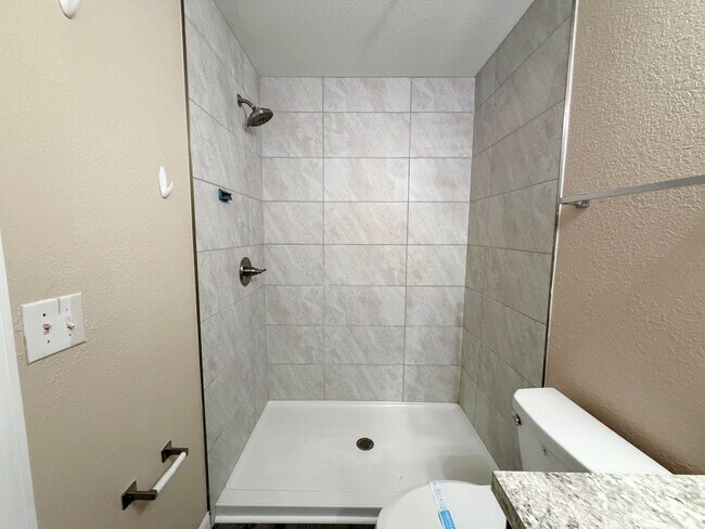 Building Photo - Desirable SE Neighborhood - 3/2/2 Silver Spring Shores **Available NOW**