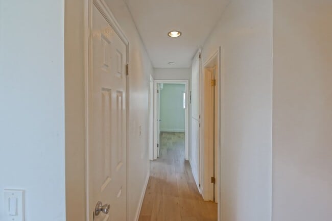 Building Photo - Recently Updated, Top-Floor 2BR2BA Condo in Apple Tree Community w/ Pool, Overlooking Greenbelt/H...