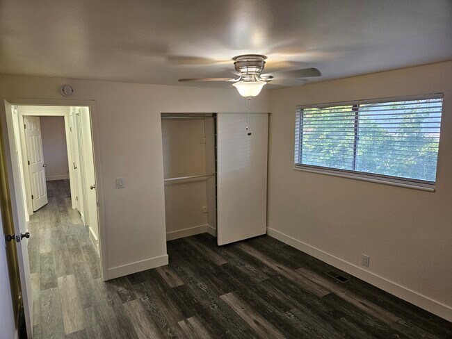 Building Photo - Roy Duplex