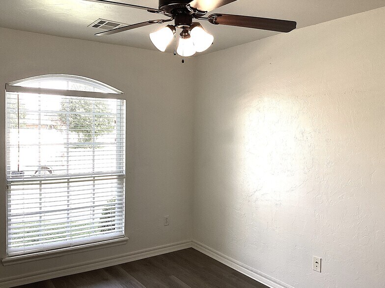 Building Photo - 909 Harvest Dr