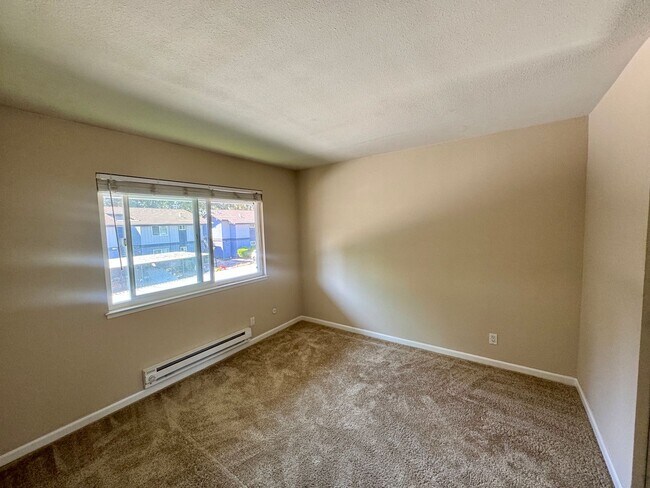 Building Photo - Nice Upper End Unit with Inside Laundry!  ...