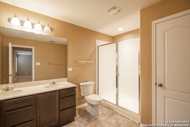 Building Photo - Comfortable Living in a Gated Community Near It All