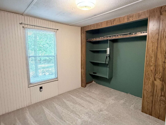 Building Photo - Affordable 3BR Home in Peaceful Hicks Lake Community