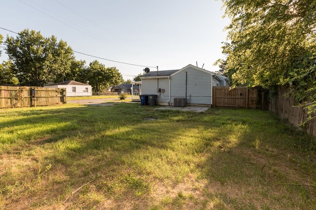 Building Photo - 3 Bed / 1 Bath in West Tulsa!