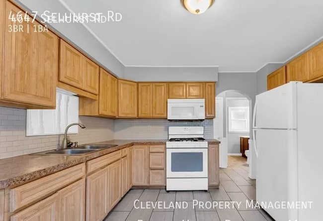 Building Photo - Wonderful North Olmsted Home