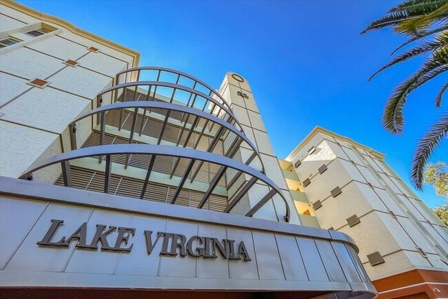 Building Photo - Executive Lakefront Living – 3 Bed, 2.5 Ba...