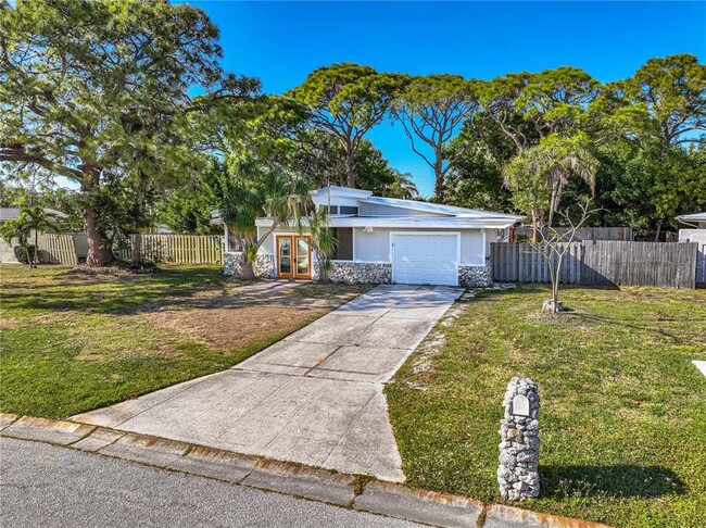 Building Photo - 6912 Alderwood Dr