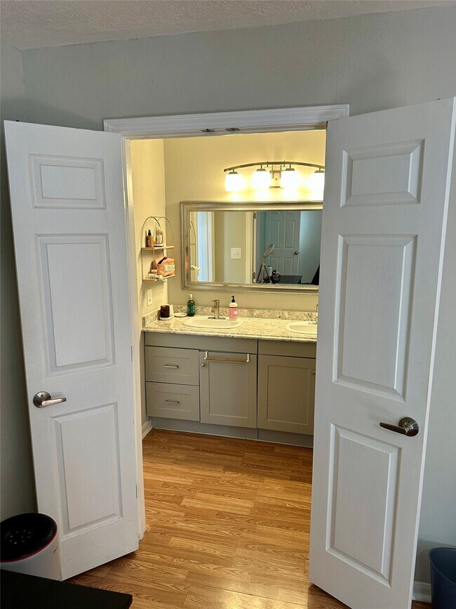 Building Photo - 16007 Mill Point Dr