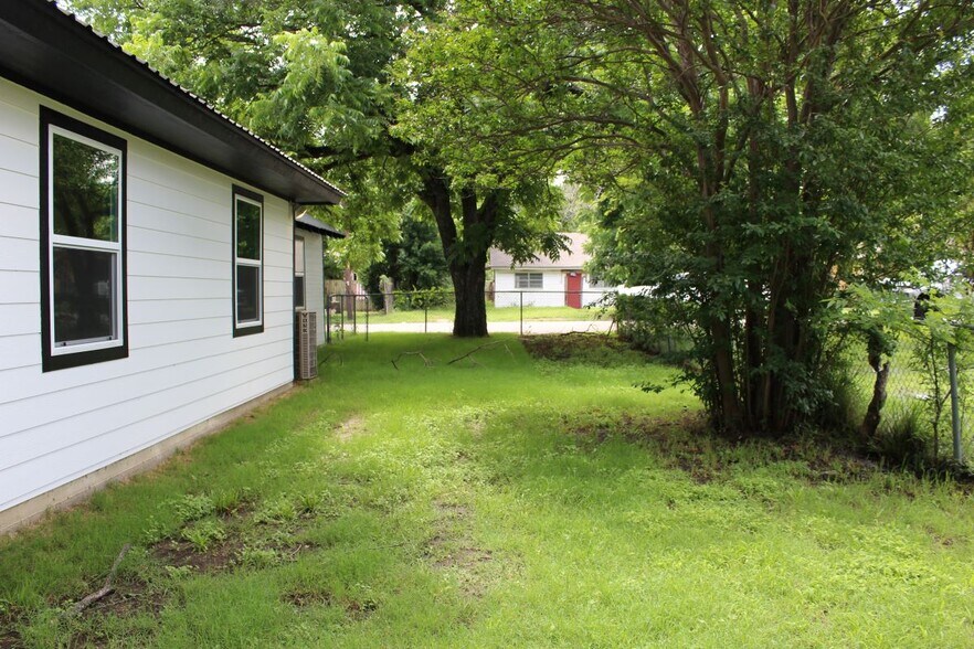 Building Photo - 1045 W Pecan St