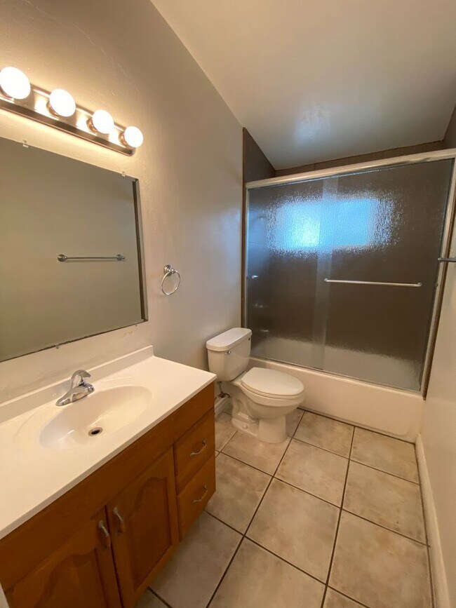 Building Photo - Large Bedrooms! 6 Parking Spaces (Lease ou...