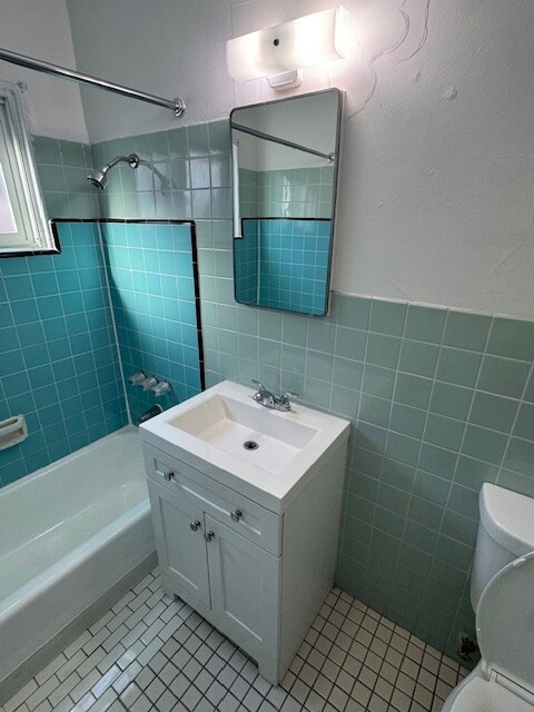 Building Photo - 3728 Ingraham St