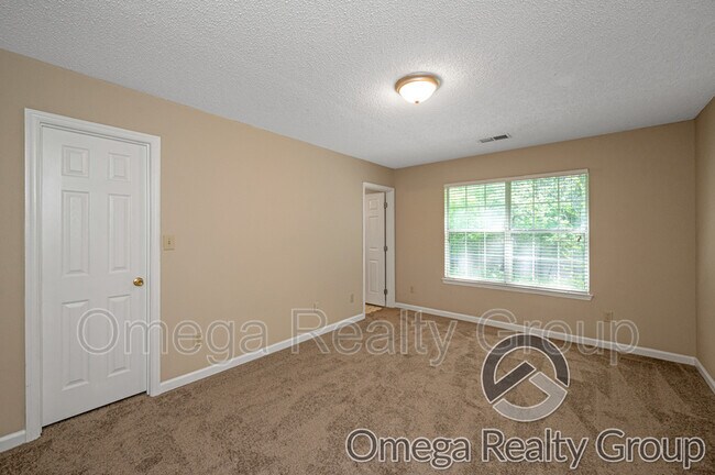 Building Photo - 6749 Lakes Edge Ln