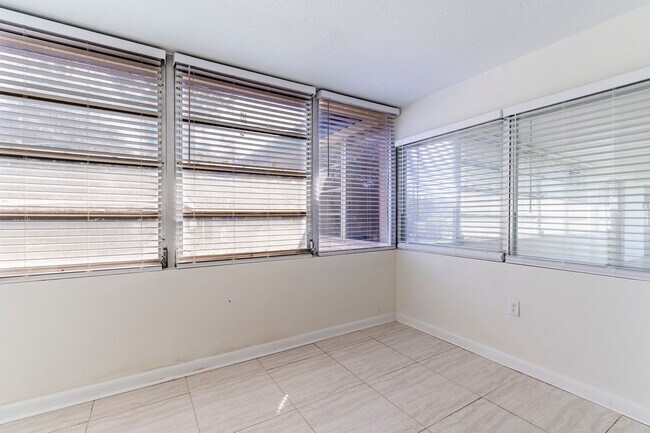 Building Photo - 2 Bedroom / 2 Bath Condo